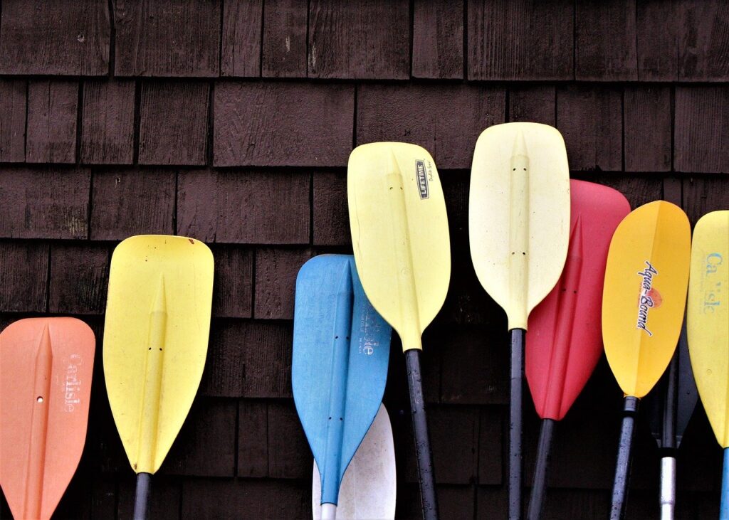 Comparing kayak paddles and canoe paddles